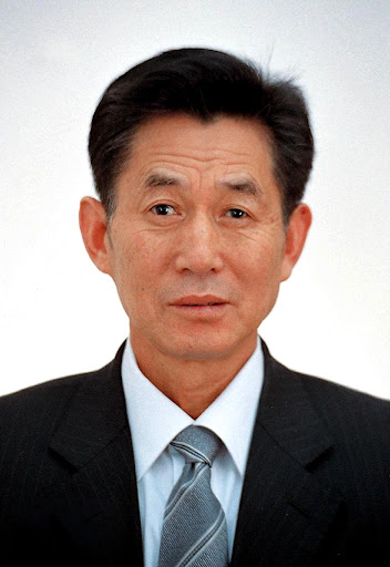 李官奇实验室肖像